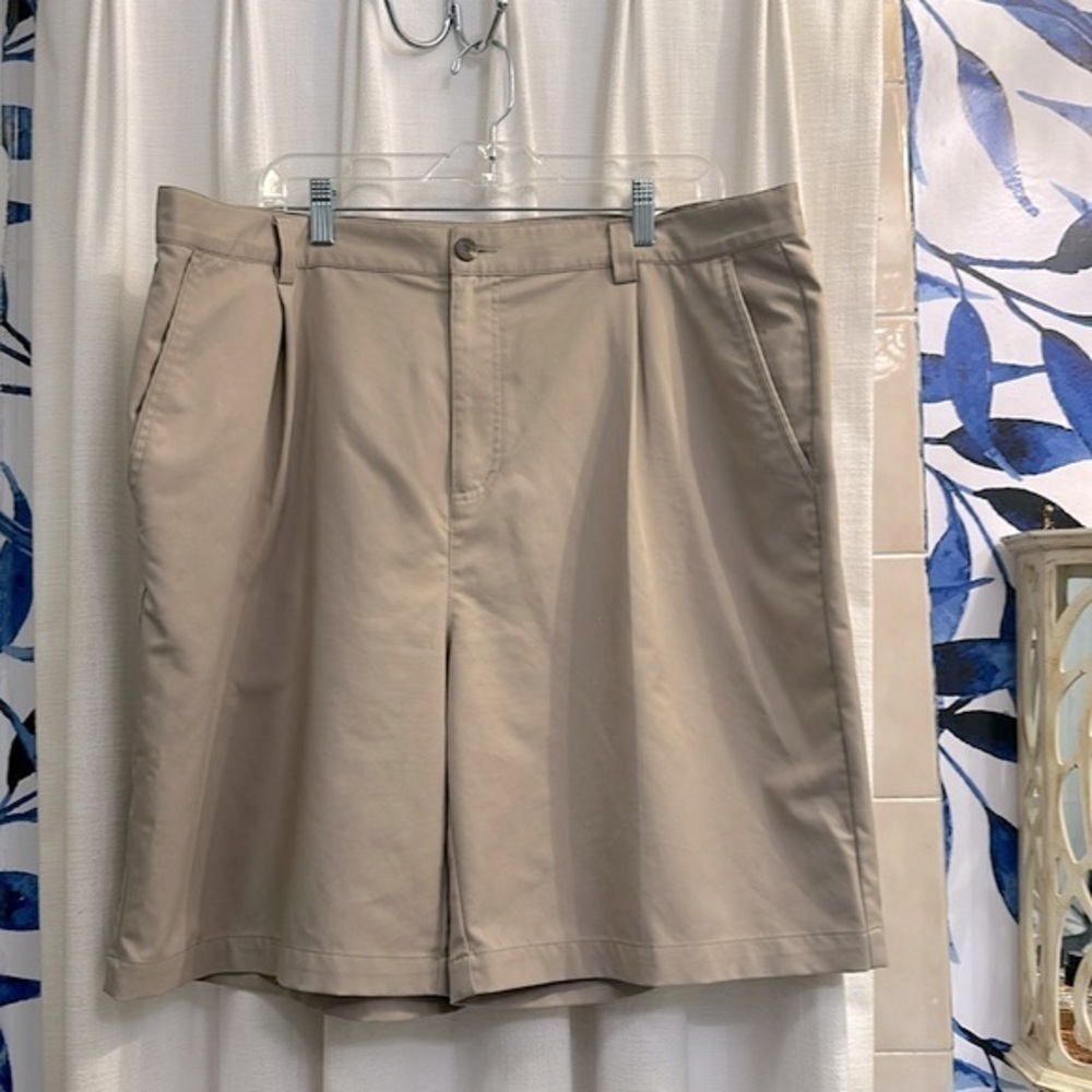 Men’s Adidas 100% Polyester Khaki Colored Golf Shorts Size 40